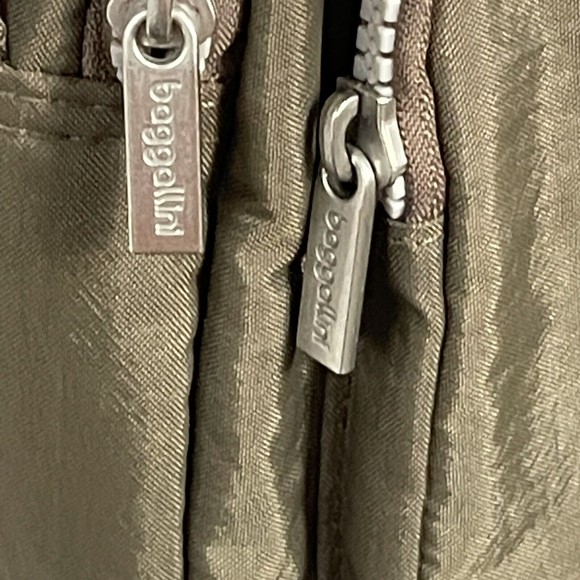 Baggallini Crossbody Purse Travel Tan Khaki Excellent Condition - Picture 9 of 16